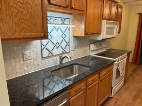 17082 Kingsbrooke Dr in Clinton Township, MI - Foto de edificio - Building Photo