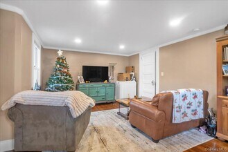 10 Spartan Pl in Tuxedo Park, NY - Building Photo - Building Photo