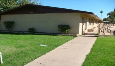 Desert Village Apartments in Glendale, AZ - Building Photo - Building Photo