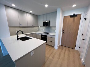 3075 Murray St in Port Moody, BC - Building Photo - Building Photo