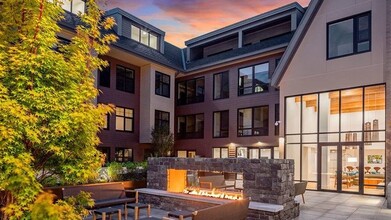 The Windward Apartments in Lake Oswego, OR - Foto de edificio - Building Photo