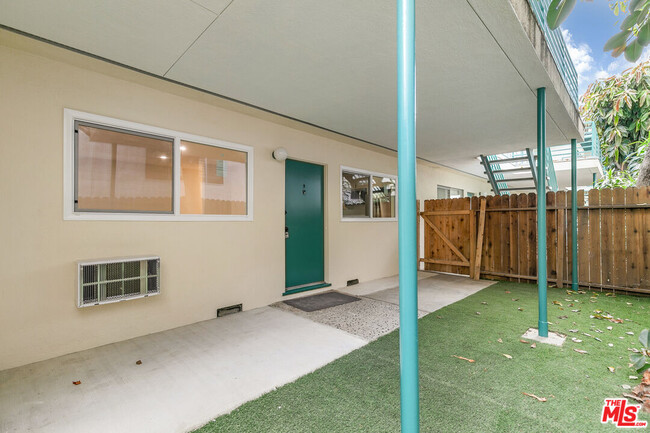 1333 Barry Ave in Los Angeles, CA - Building Photo - Building Photo