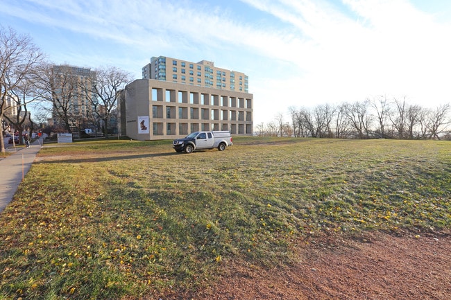 Portfolio in Milwaukee, WI - Foto de edificio - Primary Photo