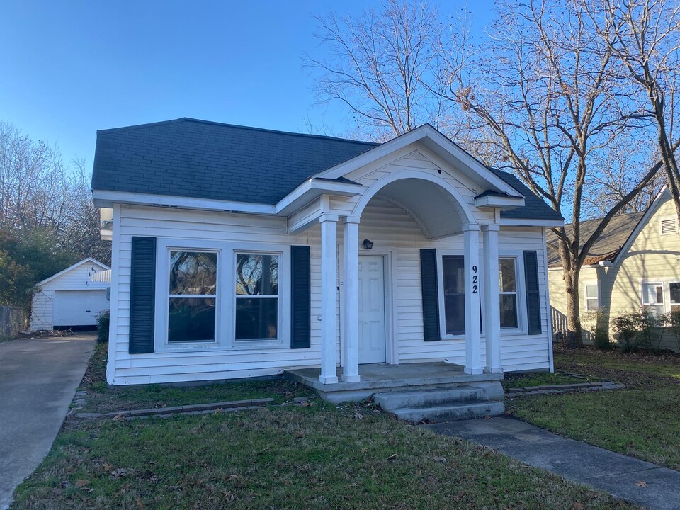 922 W College St in Sherman, TX - Building Photo