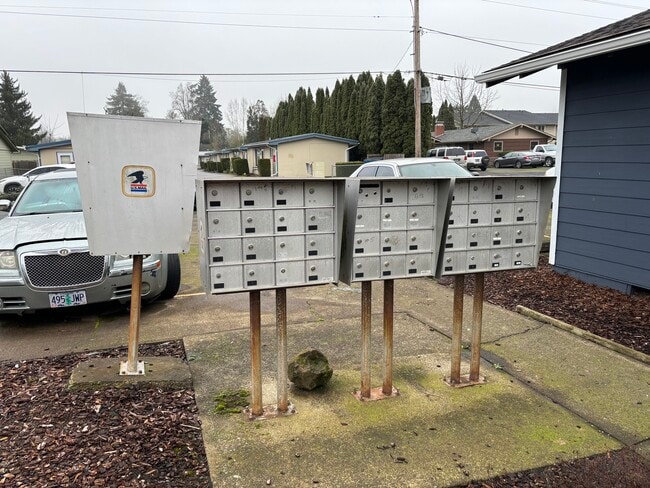 Oak Village West Apartments in Salem, OR - Building Photo - Building Photo