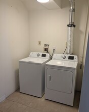 8 Clifton Ave in Amherst, MA - Foto de edificio - Building Photo