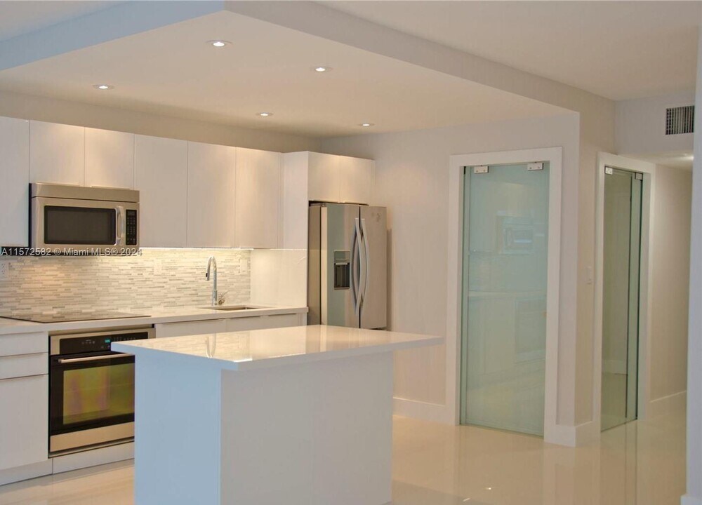 2301 Collins Ave, Unit 912 in Miami Beach, FL - Foto de edificio