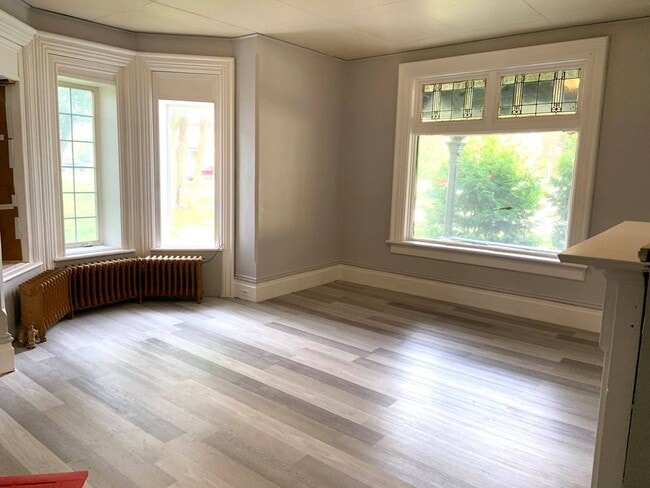 102 Wellington St E in Chatham, ON - Building Photo - Building Photo