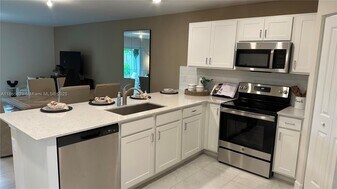 6749 Broadwater Ln in Greenacres, FL - Building Photo