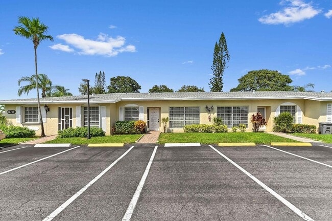 13745 Flora Pl, Unit 04F in Delray Beach, FL - Building Photo - Building Photo