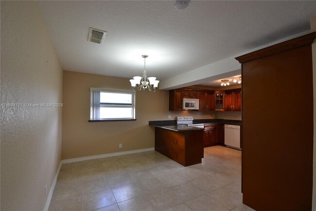 10241 NW 35th St in Coral Springs, FL - Foto de edificio - Building Photo