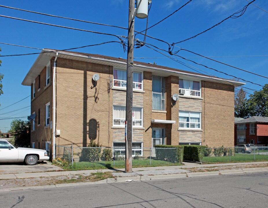 2 Wesley St in Toronto, ON - Building Photo