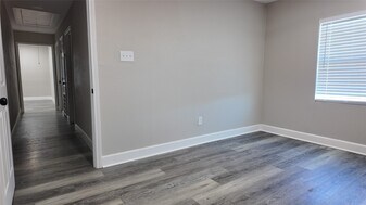 917 Temple Dr in Hitchcock, TX - Building Photo