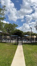 325 Lakeview Dr in Weston, FL - Building Photo - Building Photo