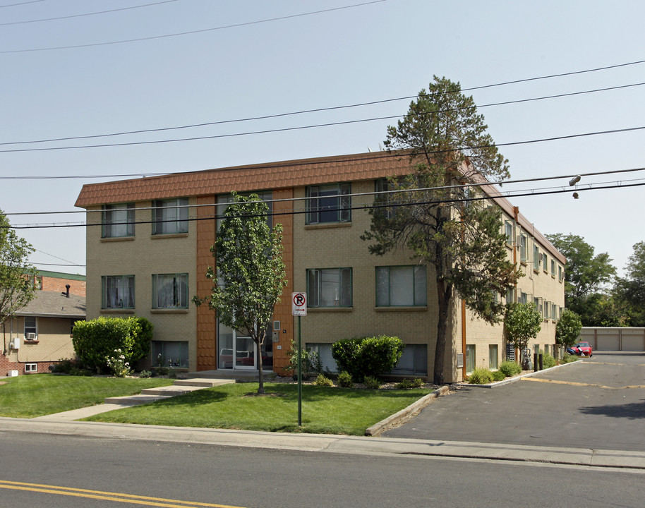 Malibu Manor in Aurora, CO - Building Photo