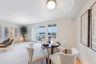 701 122nd Ave NE, Unit Unit 305 in Bellevue, WA - Foto de edificio - Building Photo