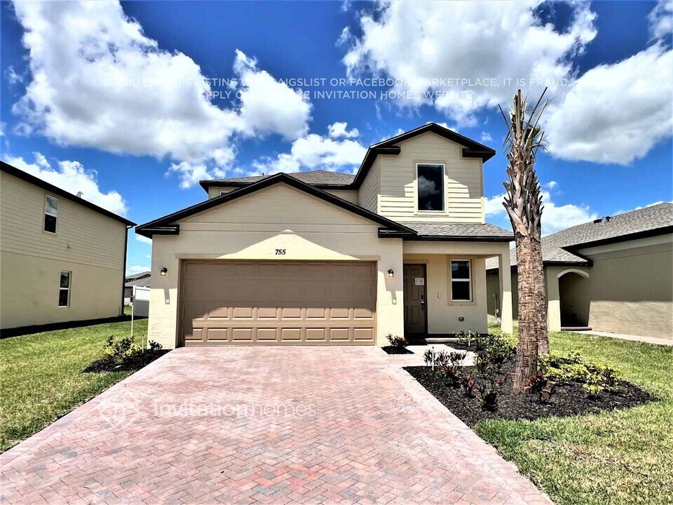 755 Carlyle Way in Fort Pierce, FL - Building Photo