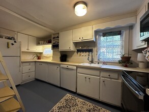 33 E Pattagansett Rd in East Lyme, CT - Building Photo - Building Photo