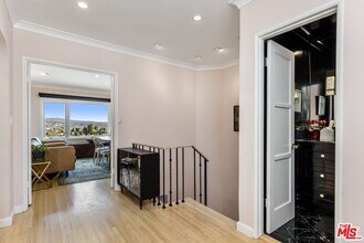 2330 Ronda Vista Dr in Los Angeles, CA - Building Photo - Building Photo