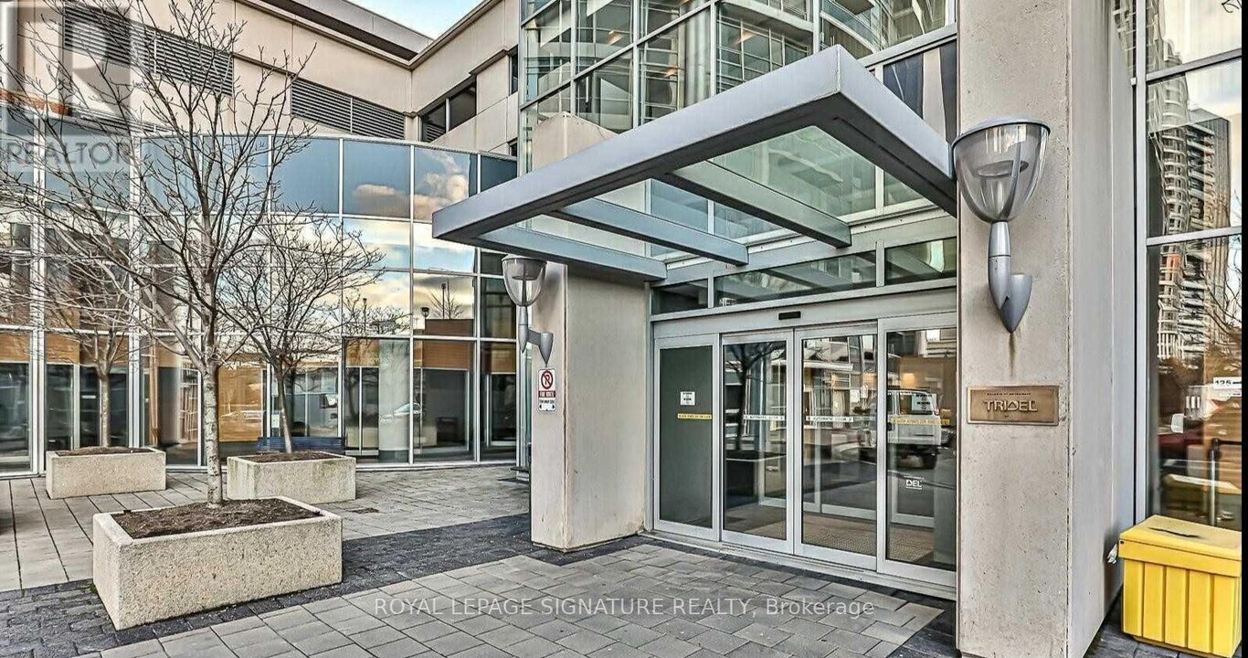 125 Village Green Square in Toronto, ON - Building Photo