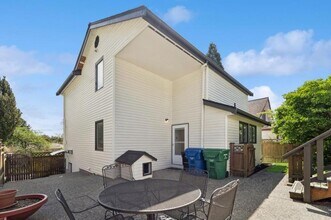 8221 19th Ave NE in Seattle, WA - Building Photo - Building Photo