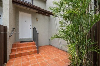 10020 NW 9th St Cir in Miami, FL - Foto de edificio - Building Photo