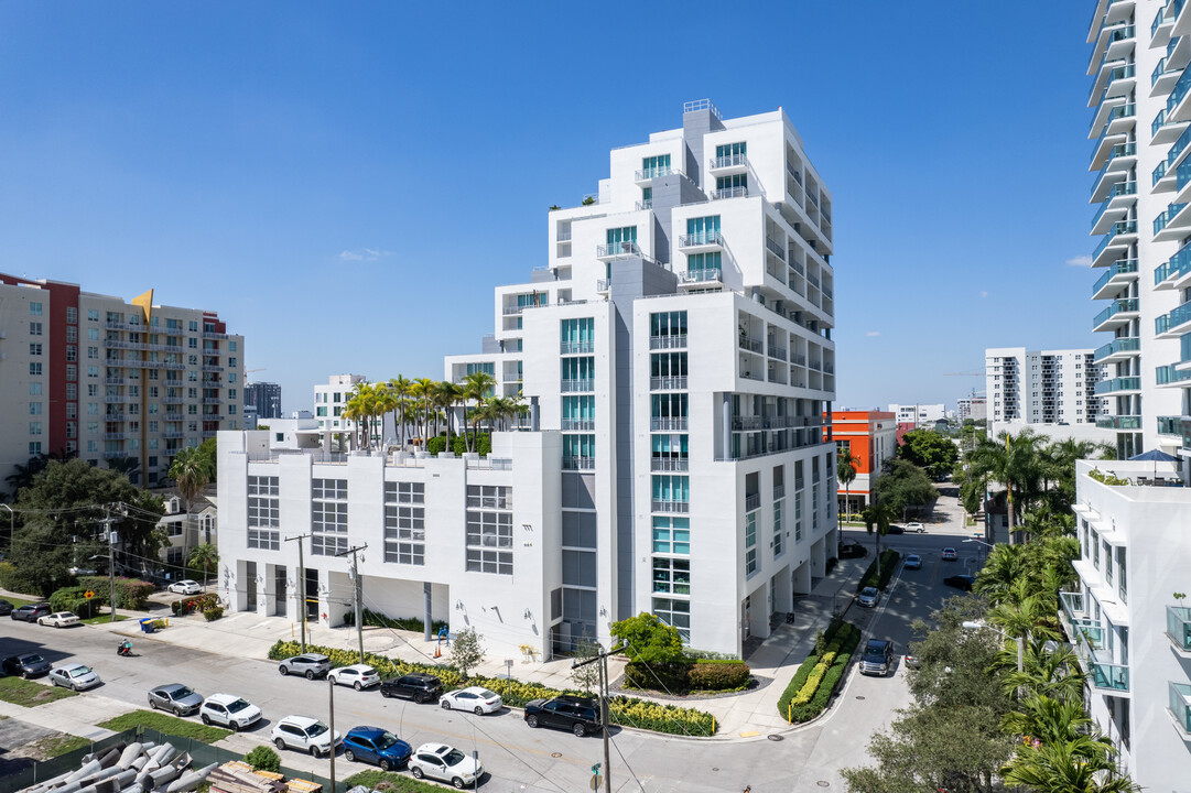 City 24 Condos in Miami, FL - Foto de edificio