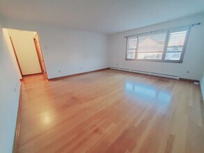 16 Harold Ave, Unit 2 in Greenwich, CT - Foto de edificio - Building Photo