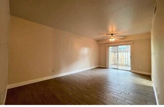 7602 W Powhatan Ave, Unit 1 in Town 'n' Country, FL - Foto de edificio - Building Photo