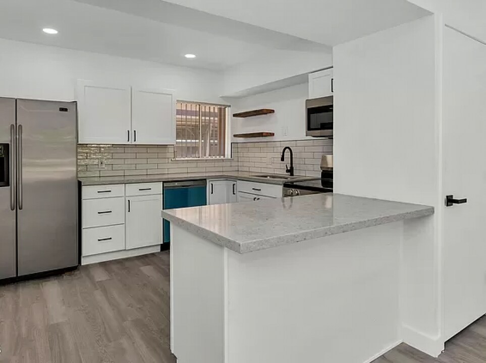 353 E Thomas Rd, Unit C104 in Phoenix, AZ - Building Photo