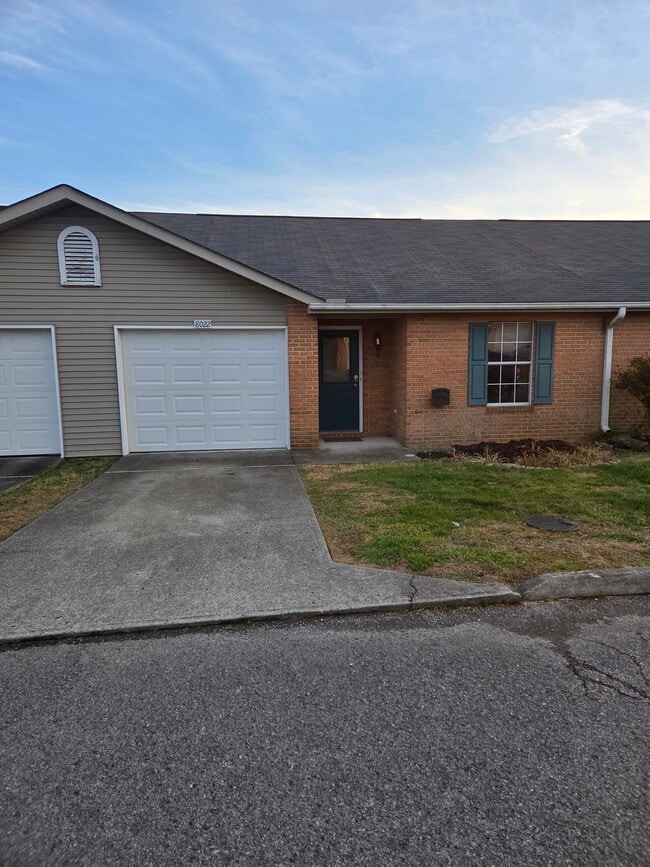 8022 Intervale Way in Powell, TN - Foto de edificio - Building Photo