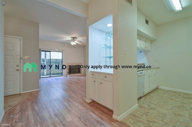 8100 Cambridge St-Unit -Apt 135 in Houston, TX - Foto de edificio - Building Photo