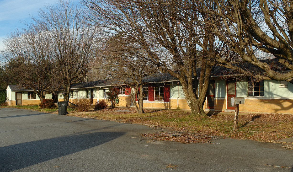 2020 N Bridge St in Elkin, NC - Foto de edificio