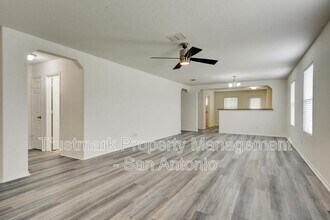 10903 Dewlap Trail in San Antonio, TX - Building Photo - Building Photo