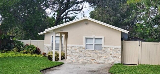 2205 Calexico Way S in St. Petersburg, FL - Building Photo - Building Photo