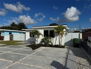 631 E 43rd St in Hialeah, FL - Building Photo - Building Photo