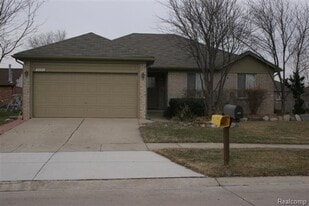 2081 Newburgh Dr in Troy, MI - Building Photo