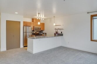 2440 Western Ave in Seattle, WA - Building Photo - Building Photo