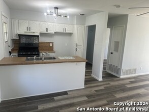 115 Meadow Trail Dr in San Antonio, TX - Building Photo - Building Photo