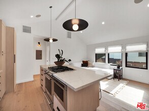 11337 Montana Ave in Los Angeles, CA - Building Photo - Building Photo