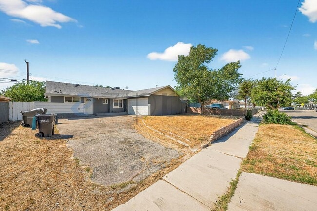 45463 Foxton Ave in Lancaster, CA - Foto de edificio - Building Photo