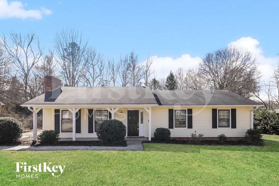 2016 Claxton Dr SW in Winston-Salem, NC - Foto de edificio