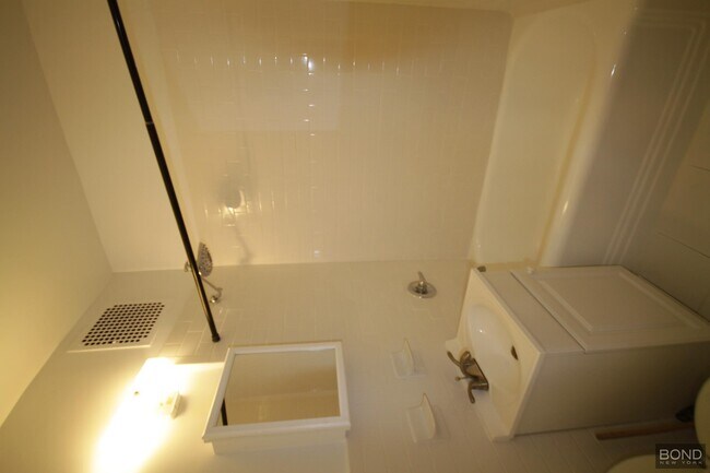 987 1st Ave in New York, NY - Building Photo - Building Photo