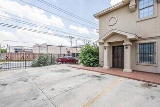 1220 Rosario St in Laredo, TX - Building Photo - Building Photo
