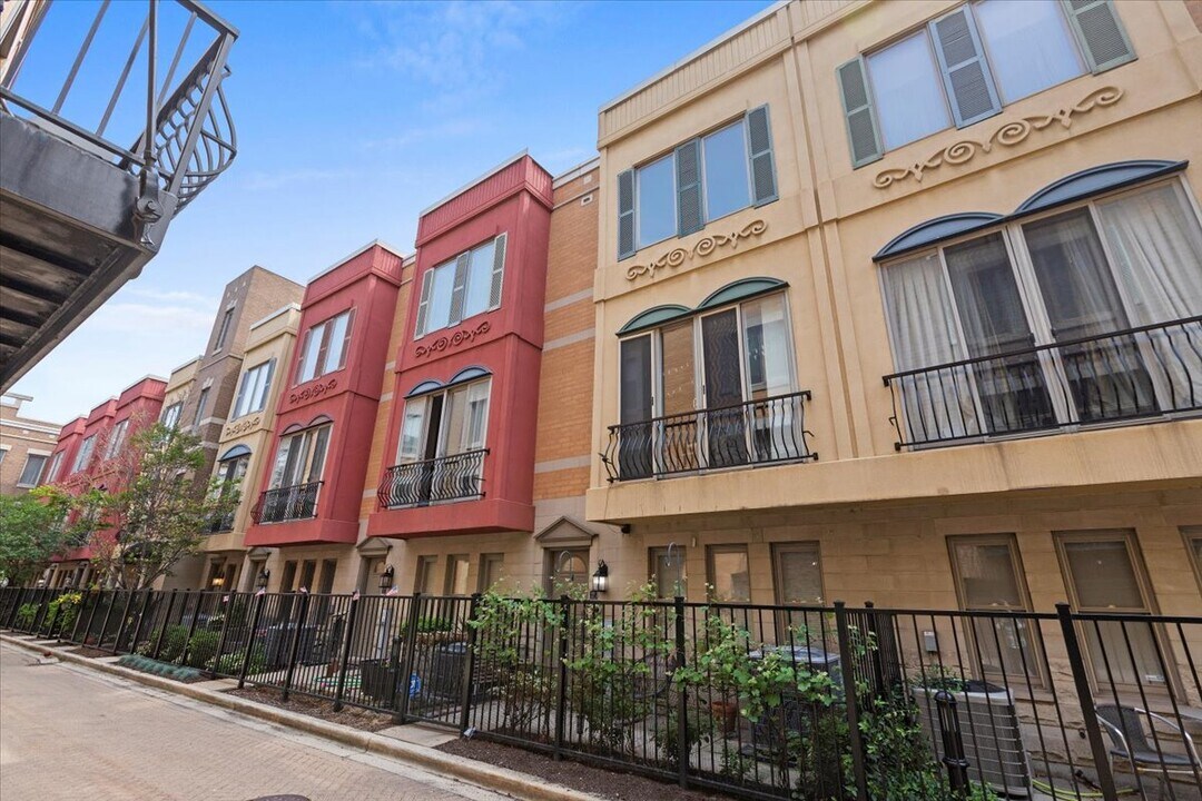849 W Ohio St in Chicago, IL - Building Photo