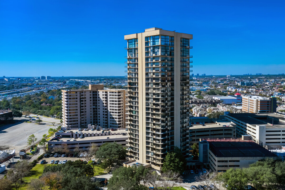 The Bristol in Houston, TX - Building Photo