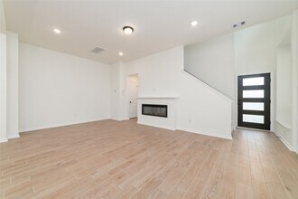 131 W Coralburst Lp in Montgomery, TX - Building Photo - Building Photo