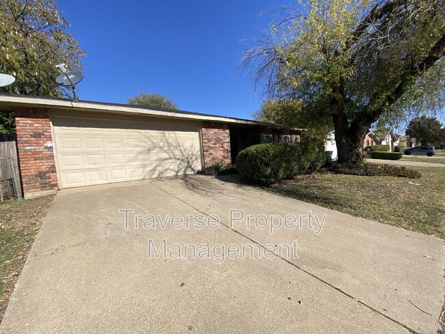 1900 Country Manor Rd in Fort Worth, TX - Foto de edificio - Building Photo