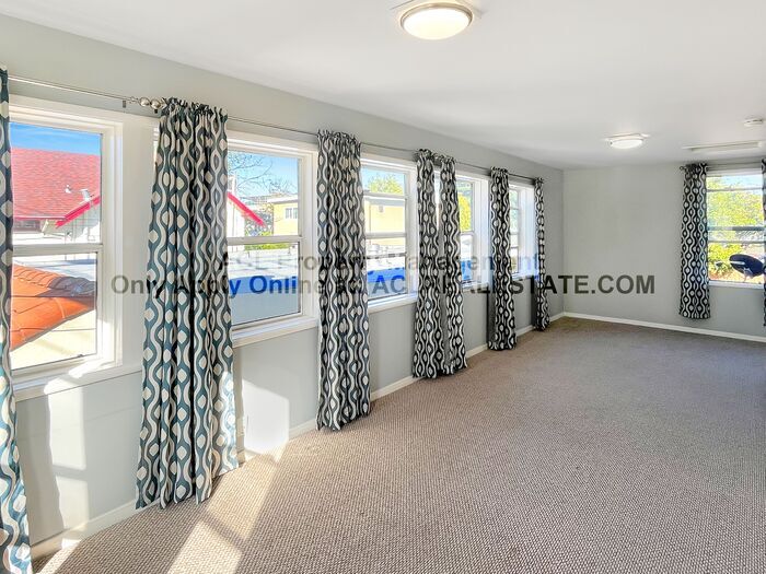 1323 Russell Way in Hayward, CA - Foto de edificio