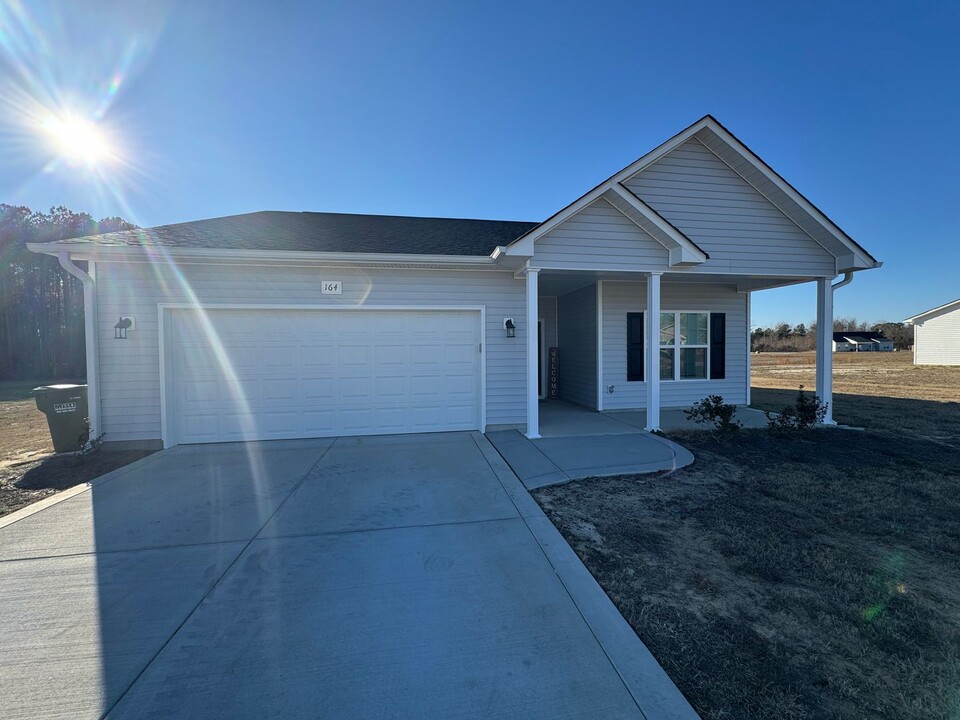 164 Coastal Ln in Parkton, NC - Building Photo